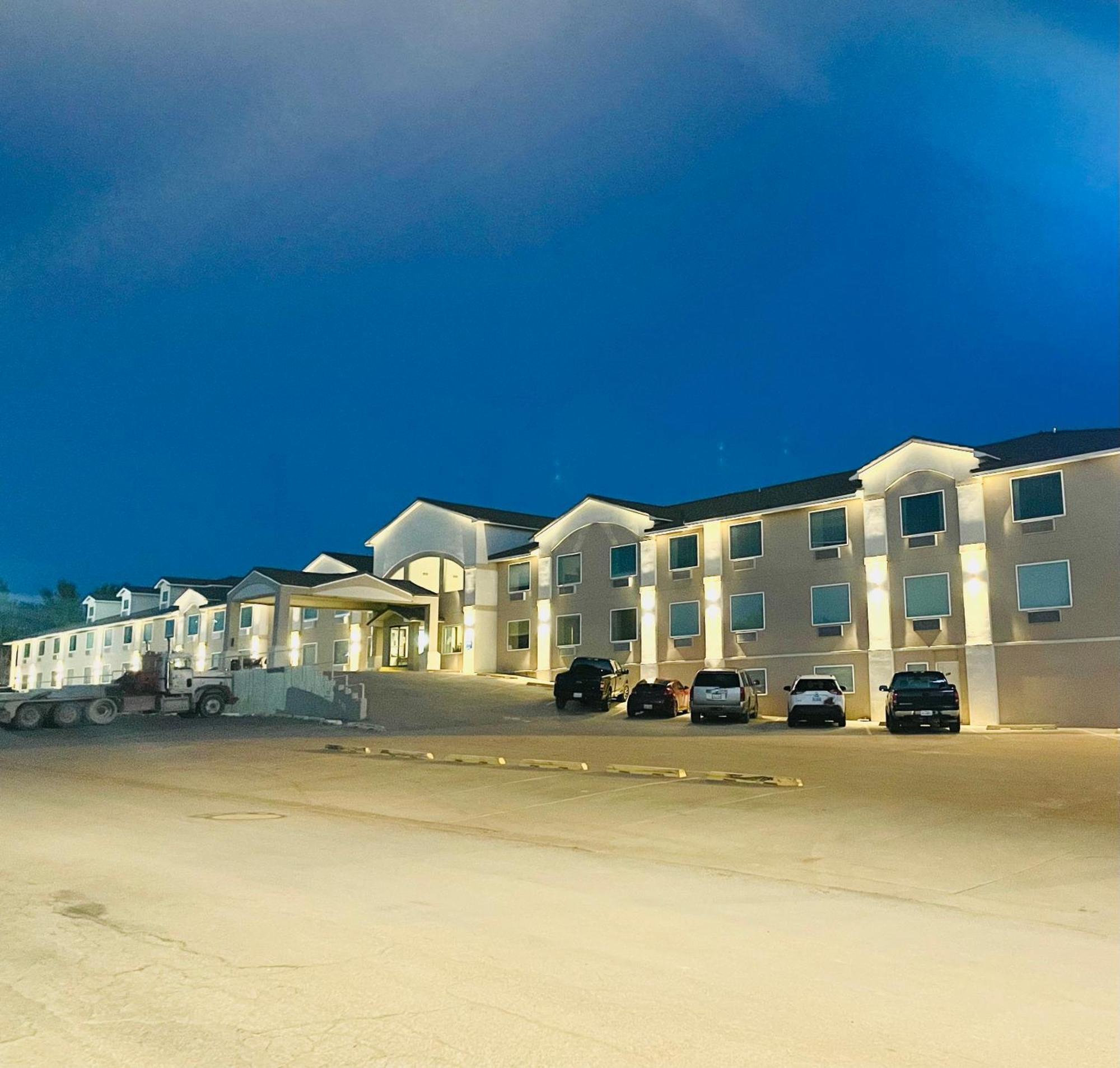 Fairbridge Inn & Suites Canadian Exterior photo